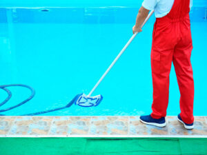 Profissional limpando piscina